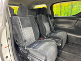 後部座席も気になるようなキズ・汚れやへたり等、大きなダメージはなく、良好な状態です。