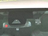 【トヨタセーフティセンス】走行中に前方の車両等を認識し、衝突しそうな時は警報とブレーキで衝突回避と被害軽減をアシスト。より安全にドライブをお楽しみいただけます。