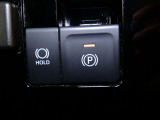 【ブレーキホールド】・・・「HOLD」スイッチを押し、システムONの状態にしておくことで、渋滞や信号待ちなどでブレーキを踏んで停車した時にブレーキを保持。 アクセルを踏むと解除されます。