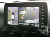 アラウンドビューモニター付きです 上から見たイメージで駐車出来ますので車庫入れの苦手な方も楽に駐車出来ます♪