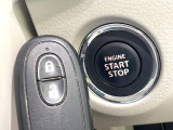 【キーレススタートシステム】カバンやポケットに入れたままでもドアの施錠・解錠が可能なスマートキーを装備。エンジンのオン・オフ時もカギを取り出す必要が無いからとっても便利です♪