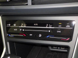 タッチコントロール式2ゾーンフルオートエアコンパネル。運転席、助手席それぞれ独立して温度管理が可能です。花粉やダストを除去するフレッシュエアフィルターも装備され、クリーンな室内環境を保ちます。