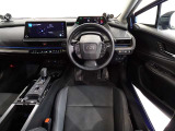 革巻きステアリングで快適な操作性の運転席です。