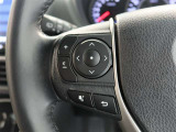 ステアリングスイッチ付き。前方から目を離すことなく操作することが可能です。