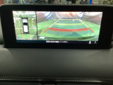 狭い場所での駐車やすれ違いなどでより的確な運転操作に役立つ360&deg;ビューモニターが装備されています。