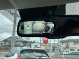 車体を真上から見下ろしたような映像をミラーに映し出し、駐車や狭い場所での運転を支援します