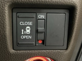左側電動スライドドアは運転席からでも操作ができるように、ハンドル付近に開閉の操作スイッチが付いています。