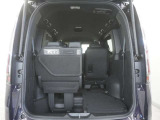 3列目シートは左右独立で収納することができます。5人乗車状態でより多くの荷物を積むことができます。