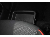 助手席シートアンダートレイ装備!色々収納でき室内もスッキリ!