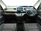 視界広々で非常に運転しやすくロングドライブでも疲れを感じさせないすっきりとまとまったインパネ周りです。