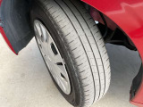 14インチタイヤと純正ホイールカバー。