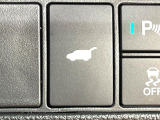 【ハンズフリーパワーバックドア】リアバンパー下部に足先を出し入れするだけでバックドアが自動で開閉♪両手が荷物でふさがっている時でもラクラク開閉操作が行えます!