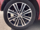 純正アルミホイールです。足元が引き立つので、車全体のイメージがアップしますよ