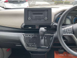 運転席から各種ボタンの操作がしやすいように設計され直感的に凹凸ががないシンプルなデザインです