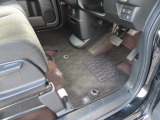 【フロントのフロアマット】前席は純正フロアマット付きです。大きな汚れもなく、使用感も少なめで綺麗な状態です。