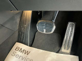 【ペダル】BMWはオルガン式アクセルペダルを採用しています。踏み込む足とペダルが同じ軌跡を描くため、かかとがずれにくく、アクセルコントロールがよりしやすくなるメリットがあります。