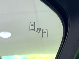 【ブラインドスポットモニター】走行中、ドアミラーの死角になりやすい箇所に後続車が接近するとサイドミラーのレンズに警告を表示!ドライバーに注意喚起をしてくれます。