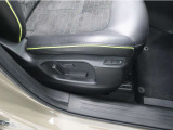 【パワーシート】電動なので、きめ細かい調整ができます!自分自身の運転姿勢に合わせた、適切なドライビングポジションが確保できます♪