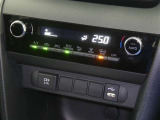 【オートエアコン】車内温度を感知して自動で温度調整をしてくれるのでいつでも快適な車内空間を創り上げます!どの席に座っても快適なドライブが楽しめます♪