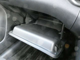 助手席前には車検証の収納に便利なグローブBOXが備わっています。