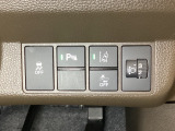 ハンドルの右側にはヘッドライトレベライザーとHondaセンシング用のメインスイッチがついています。ヘッドライトレベライザーは道路状況や積荷の加重に応じてライトの高さを調節できます。