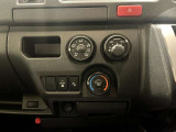 マニュアルエアコンです。