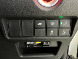 ホンダセンシング装着車となっております。衝突軽減ブレーキ、誤発進抑制機能、歩行者事故低減ステアリング、路外逸脱抑制機能、アダプティブクルーズコントロール、車線維持支援システム他、安全運転を幅広く支援。