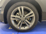 純正17インチアルミ!タイヤサイズは225/45R17です