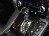 誤操作の少ないゲート式シフトレバーを装備しております。