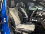 長時間の運転にも疲れにくいしっかりとしたシートになります。