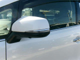 ターンランプ付きドアミラーはデザインだけでなく、他のドライバーや周囲の歩行者にもわかり易く視認性も十分な装備です。