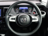 ハンドルには、ボリューム調整・オーディオソース切替・選曲が出来オーディオコントロールとアダプティブ・クルーズ・コントロールスイッチが装備され、ハンドルから手を離さずに操作が出来きて便利で安全です。