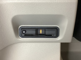 ハンドルの左下にETCがついています。高速道路の料金所の通過も楽々です。 カードの取り出しもしやすい場所についています。