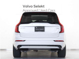 XC90は、使い方の幅を広げる7シーター仕様。洗練された佇まいの中に、高い実用性を秘めています。室内に足を踏み入れば、そこはまさに北欧のリビングルーム。落ち着きある明るい雰囲気をご堪能ください。