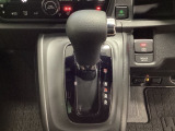 CVT車のセレクトレバーです。低速から高速まで、変速ショックのないスムーズな走りと、エンジン効率のよい領域を維持して燃費にも貢献します。サイドブレーキはスイッチ操作の電子制御パーキングブレーキです。
