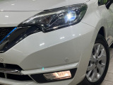 【LEDヘッドライト】悪天候や夜間走行時も良好な視界を確保し安心して運転できる高輝度LEDヘッドライトを装備!点灯速度が早く、消費電力も抑えられています。