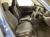 広い足元にゆったり座れるシートは長距離の運転でも疲れにくいシートです。女性でも運転がしやすいようにシートの高さ調整機能(シートリフター)がついています。
