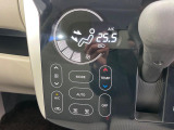 【オートエアコン】一度お好みの温度に設定すれば、車内の温度を検知し風量や温度を自動で調整。暑い&hellip;寒い&hellip;と何度もスイッチ操作をする必要はありません。快適な車内空間には必須の機能ですね♪