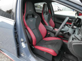 フロントシートはオプションのRECARO(レカロ)製スポーツシート装着車になります。