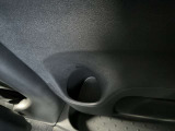 後部座席ドアにはドリンクホルダー。