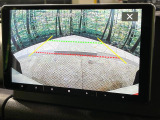 【バックカメラ】駐車時に後方がリアルタイム映像で確認できます。大型商業施設や立体駐車場での駐車時や、夜間のバック時に大活躍!運転スキルに関わらず、今や必須となった装備のひとつです!