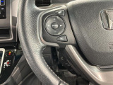 ステアリングにオーディオ操作スイッチが付いています。オーディオ画面に直接タッチしなくても操作が出来ますので、運転に集中できます。