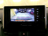 バックモニター付。車両後方の映像をナビ画面に表示し、駐車などの後退操作をサポートします。