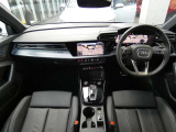 先進テクノロジーと機能性、デザインが見事に調和するAudi A3のインテリア。運転席と助手席を取り囲むラップアラウンドデザインによって開放的なゆとりを感じさせてくれます。