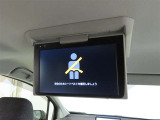 後席モニター装備:セカンドシート・サードシートにご乗車の方は、ドライブ中も天井部についているモニターでTV等をお楽しみ下さい♪♪使用しない時は、画面を天井部分に格納できます!