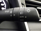 【オートライト】車外の明るさに応じて、自動的にライトの点灯・消灯をしてくれます。