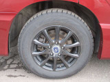スタッドレスタイヤ・ホイールです。スタッドレスタイヤの減り具合はご連絡いただければご確認いたしますので、ご連絡お待ちしています。