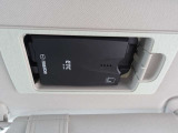高速道路や有料道路の必需品のETCも装着されています。カードや本体の出し入れに便利なスマートインタイプです。カードを入れるだけで、料金所をノンストップ&キャッシュレスで通過出来ます。