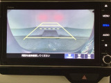 バックでの車庫入れも安心です! リアカメラが付いているバックモニター付のナビを装備しております。操作線もついており距離感も画面から確認できます。