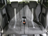 後部座席もゆったり座れます。